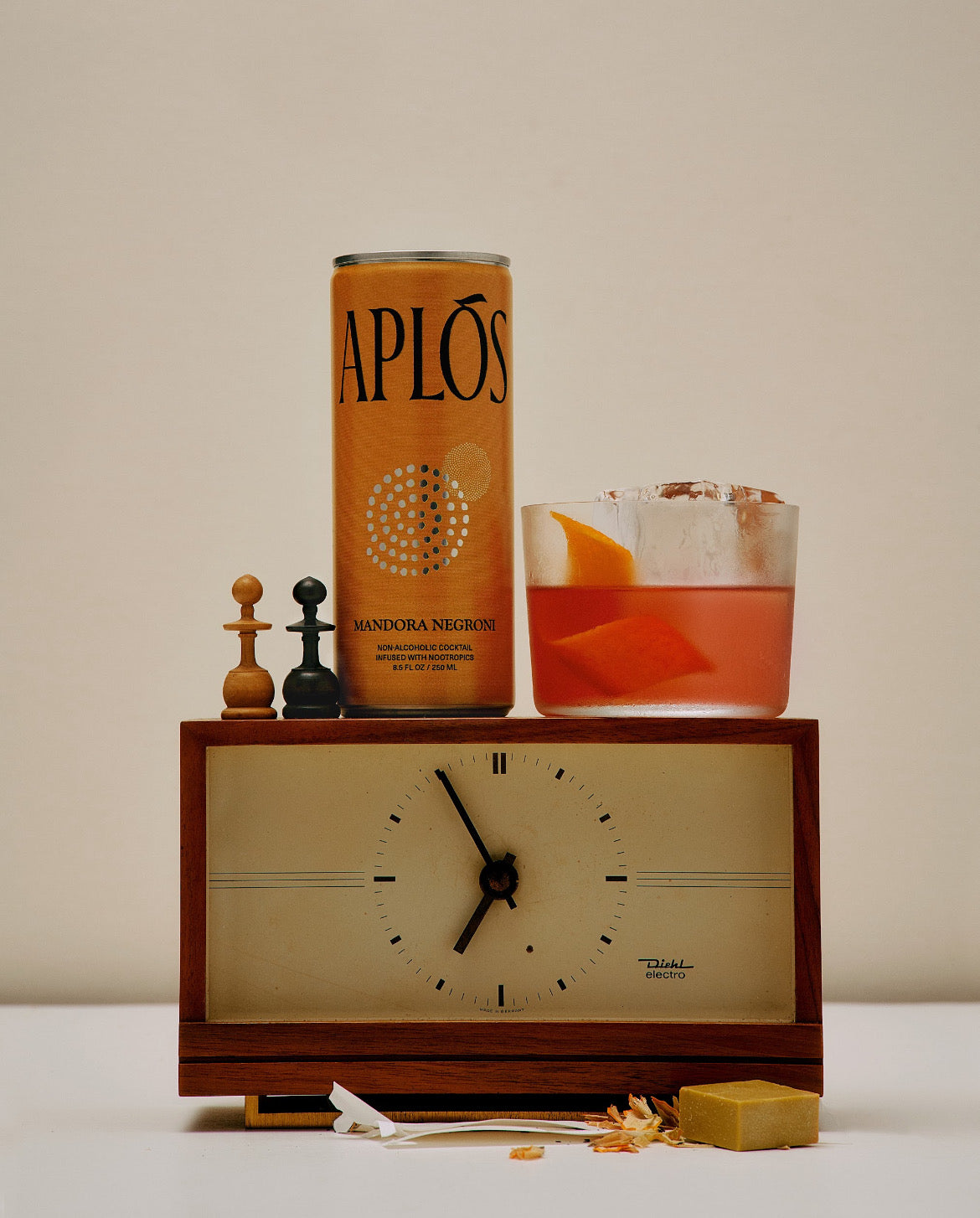 A sparkling, non-alcoholic cocktail infused with lion's mane, magnesium, and suntheanine. 